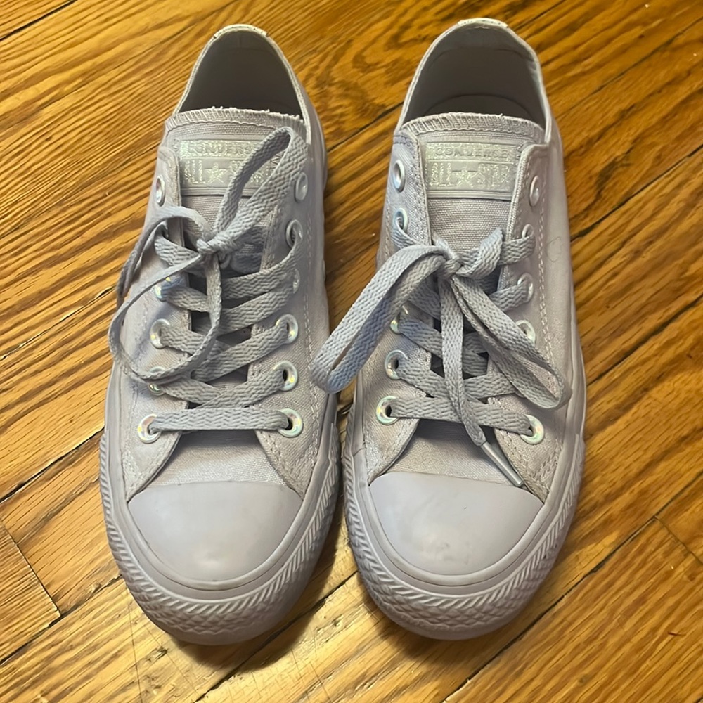 Lavender low top Converse sneakers size 7WO/5M
